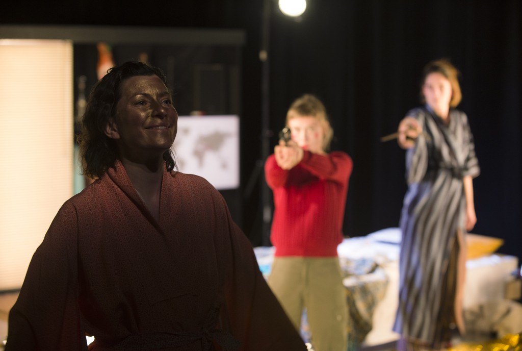 2017-03 Les Scènes du Jura Production Le Préau Centre Dramatique de Normandie - Vire " LA VILLE OUVERTE " Texte Samuel Gallet Mise en scène Jean-Pierre Baro Avec Aurélie Edeline, Sabine Moindrot, Camille Roy Scénographie Magali Murbach Son et régie générale Guillaume Allory Lumières Lucas Delachaux